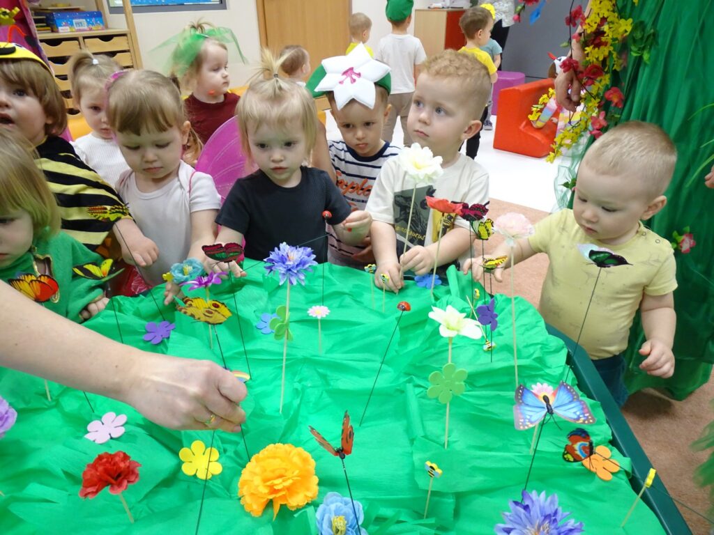 Dzieci tworzą wiosenną łąkę