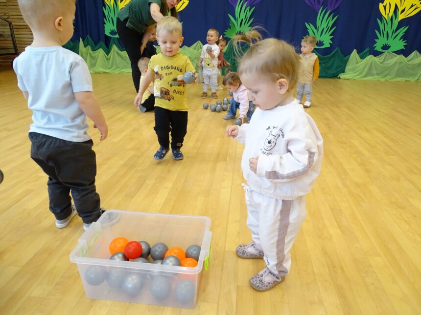 Dziewczynka wrzuciła piłeczkę