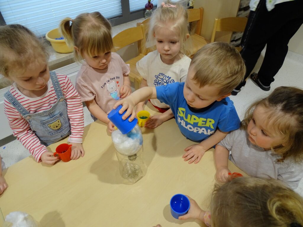 Chłopczyk wlewa wodę na watę