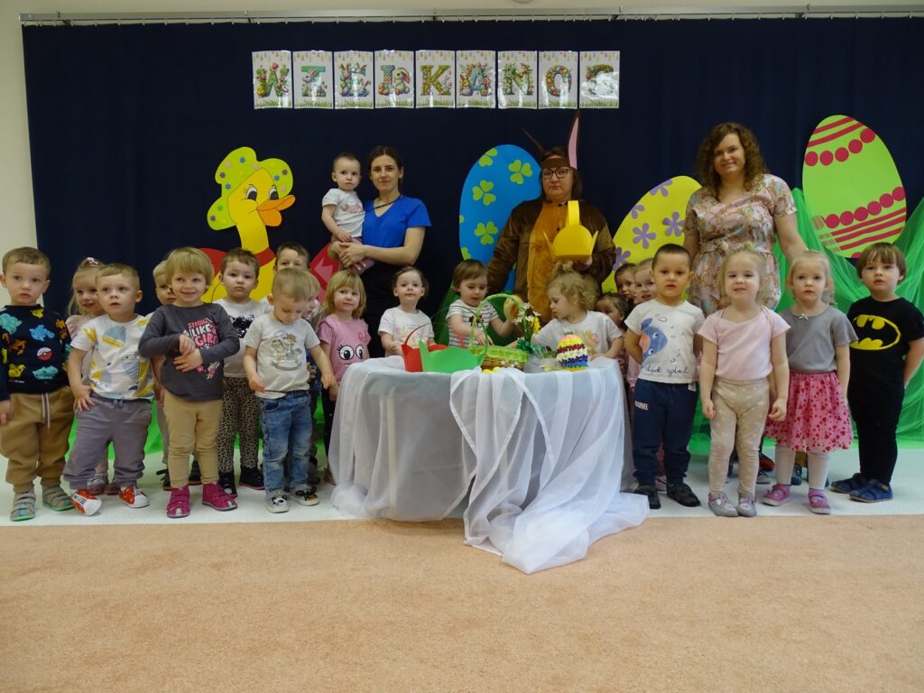 Dzieci pozują do wspólnego zdjęcia