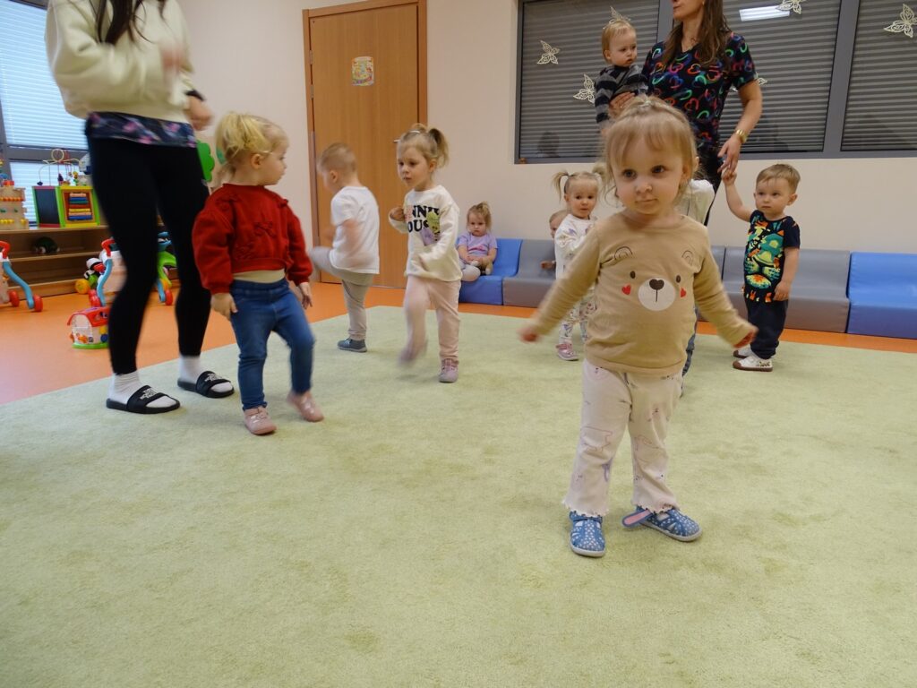 Dziewczynka tańczy na rytmice