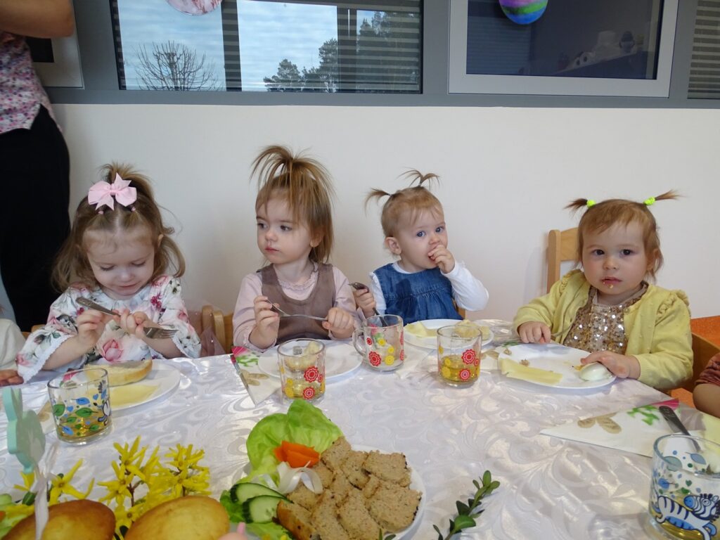 Dziewczynki jedzą śniadanie