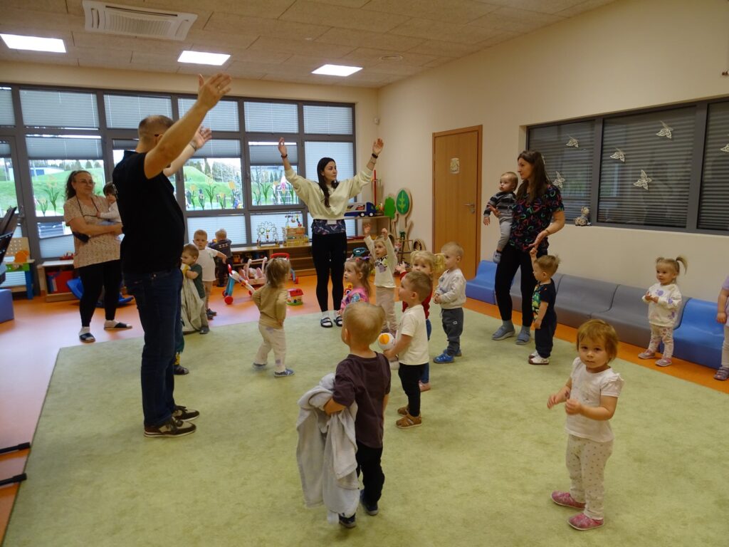 Wszyscy podnoszą ręce go góry