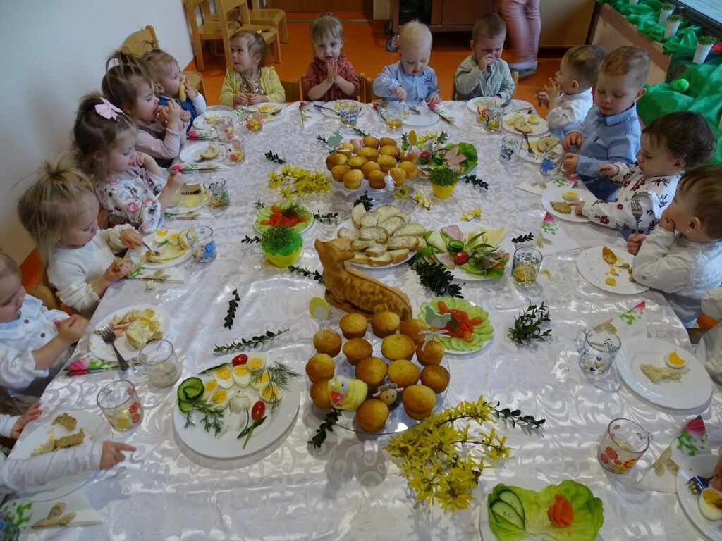 Dzieci wspólnie jedzą