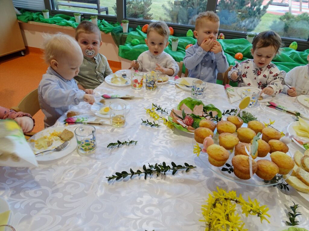 Dzieci na śniadaniu