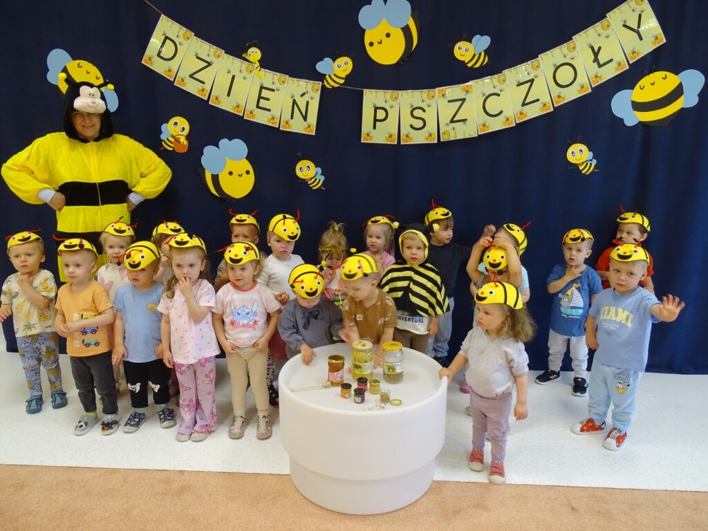 Dzieci pozują do wspólnego zdjęcia