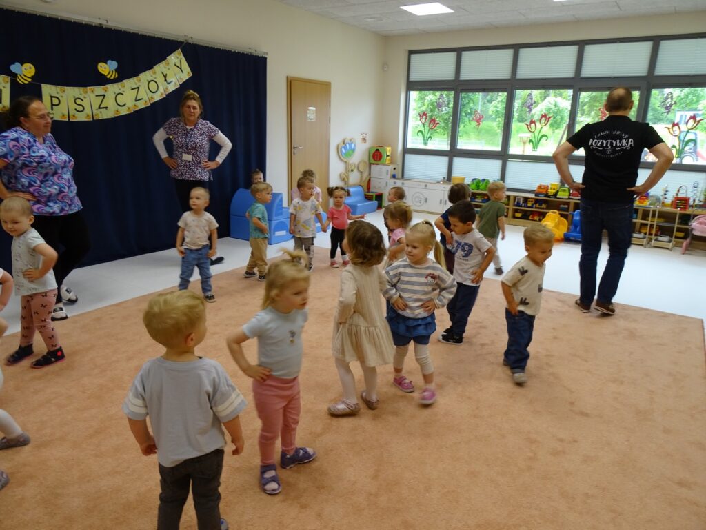 Dzieci uczestniczą w rozgrzewce
