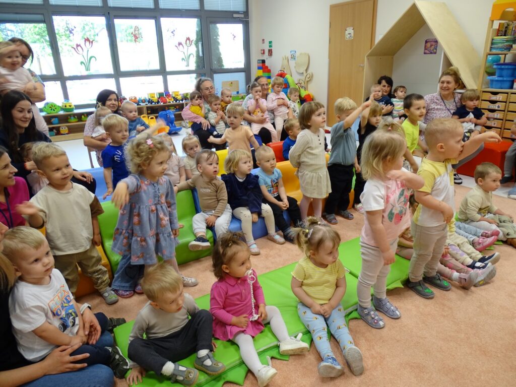 Dzieci wraz z Paniami siedzą na kanapach