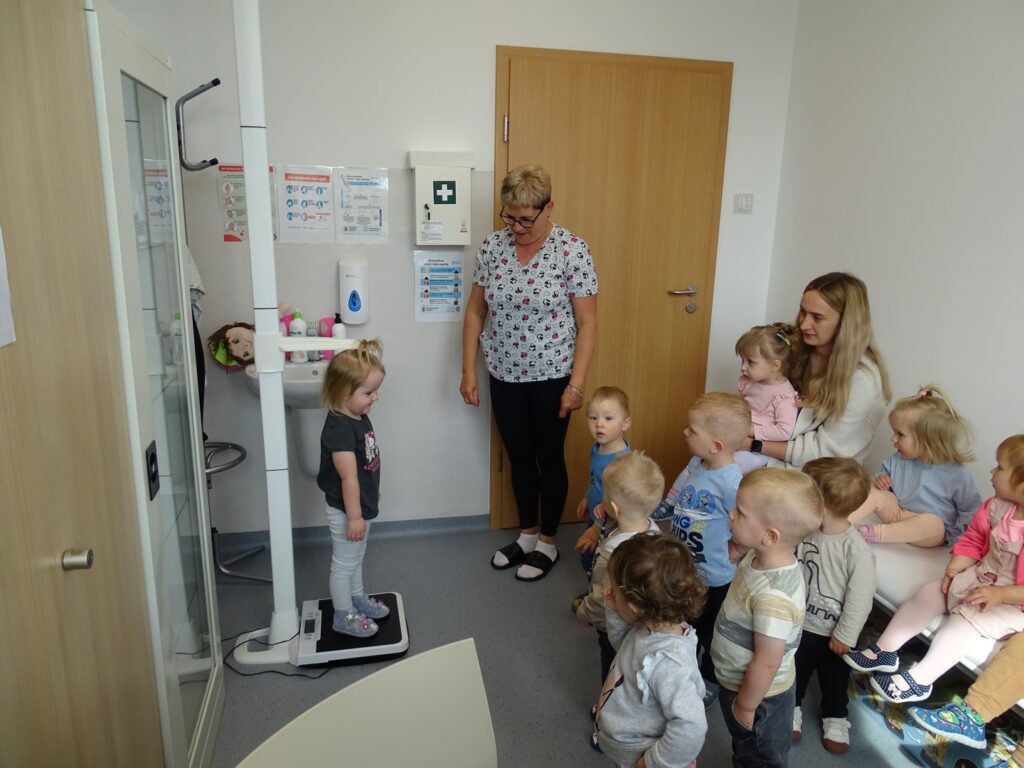 Dziewczynka wazy się na wadze
