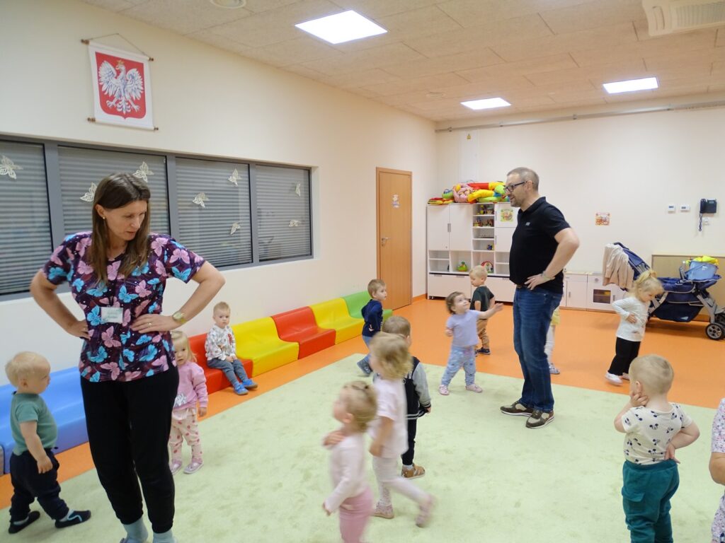 Pan Arek tańczy wspólnie z dziećmi