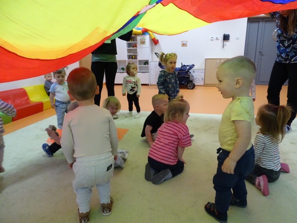 Dzieci chowają się pod chustą animacyjną