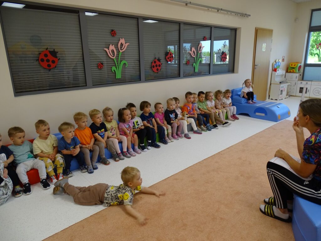 Dzieci odpowiadają na pytania opiekunki