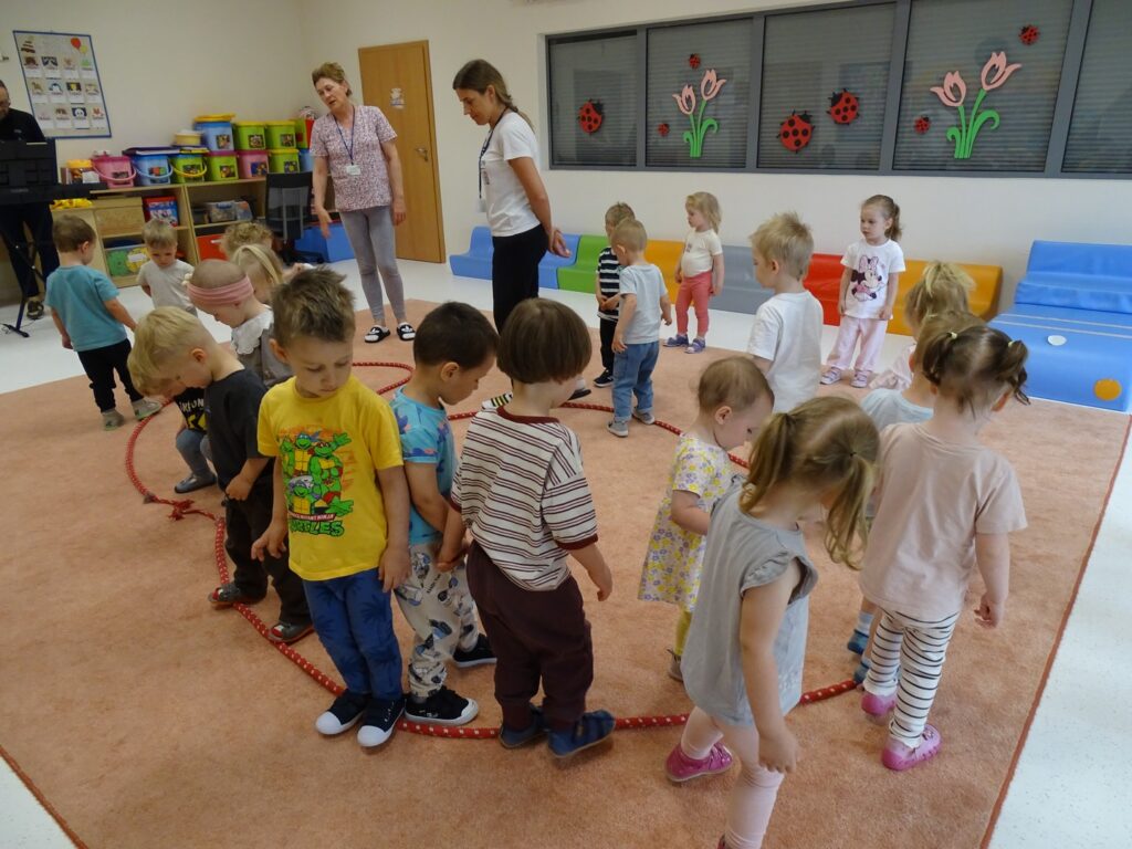 Dzieci próbują chodzić po linie