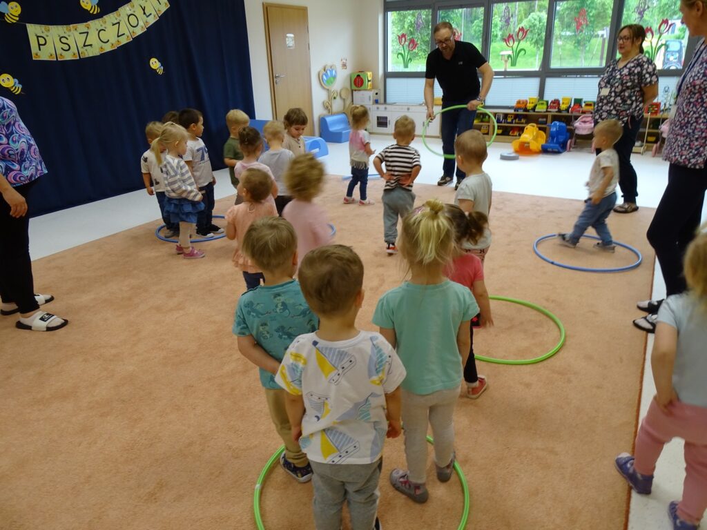 Dzieci tańczą w rytm muzyki