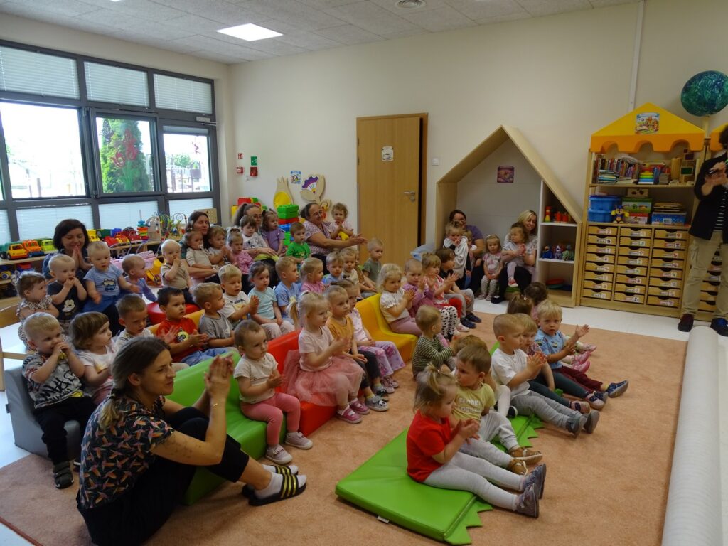 Dzieci wraz z Paniami uwaznie słuchają