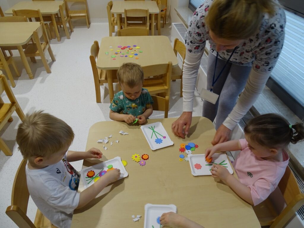 Dzieci wykonują laurkę dla mamy