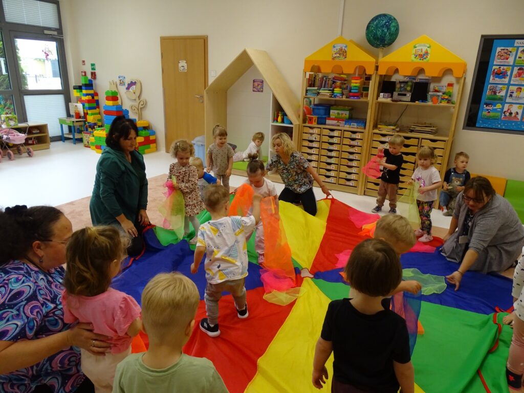 Dzieci wchodzą na chustę animacy