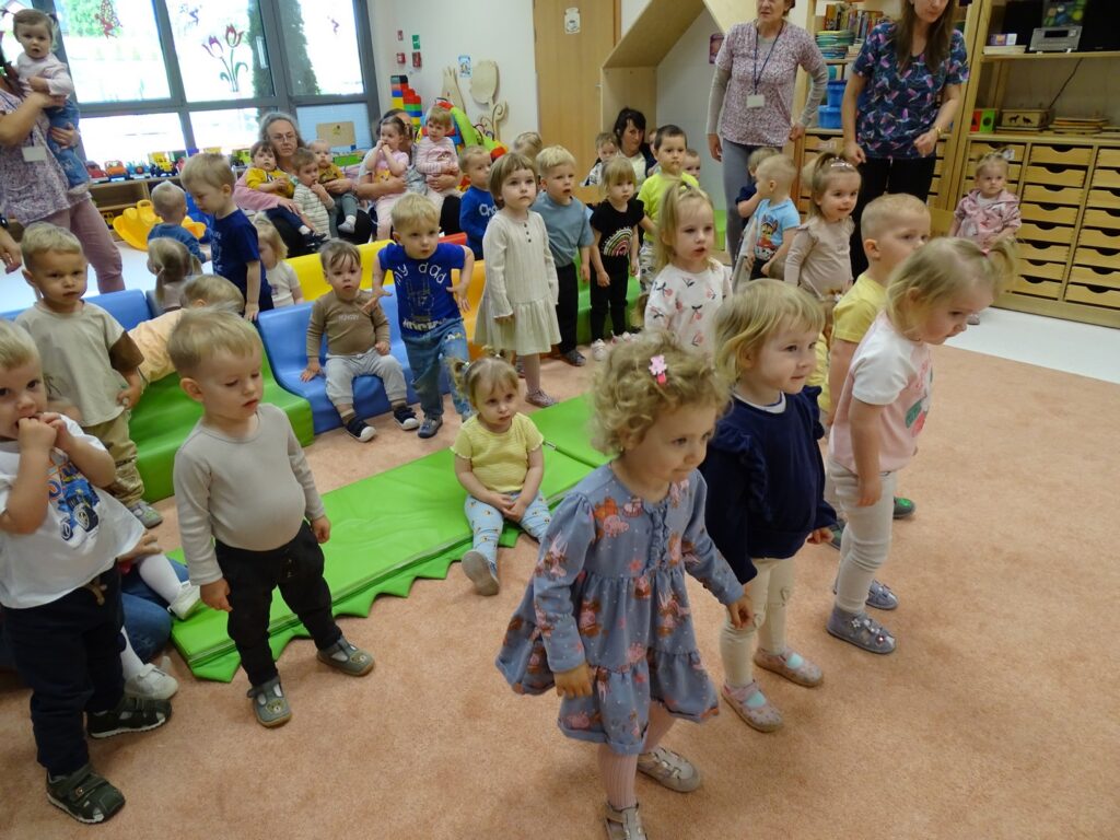 Dzieci wspólnie z Paniami tańczą