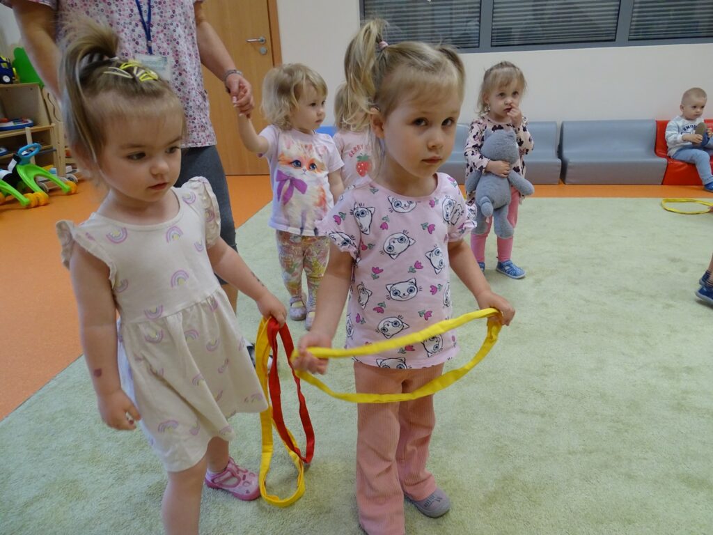 Dziewczynki trzymają szarfy