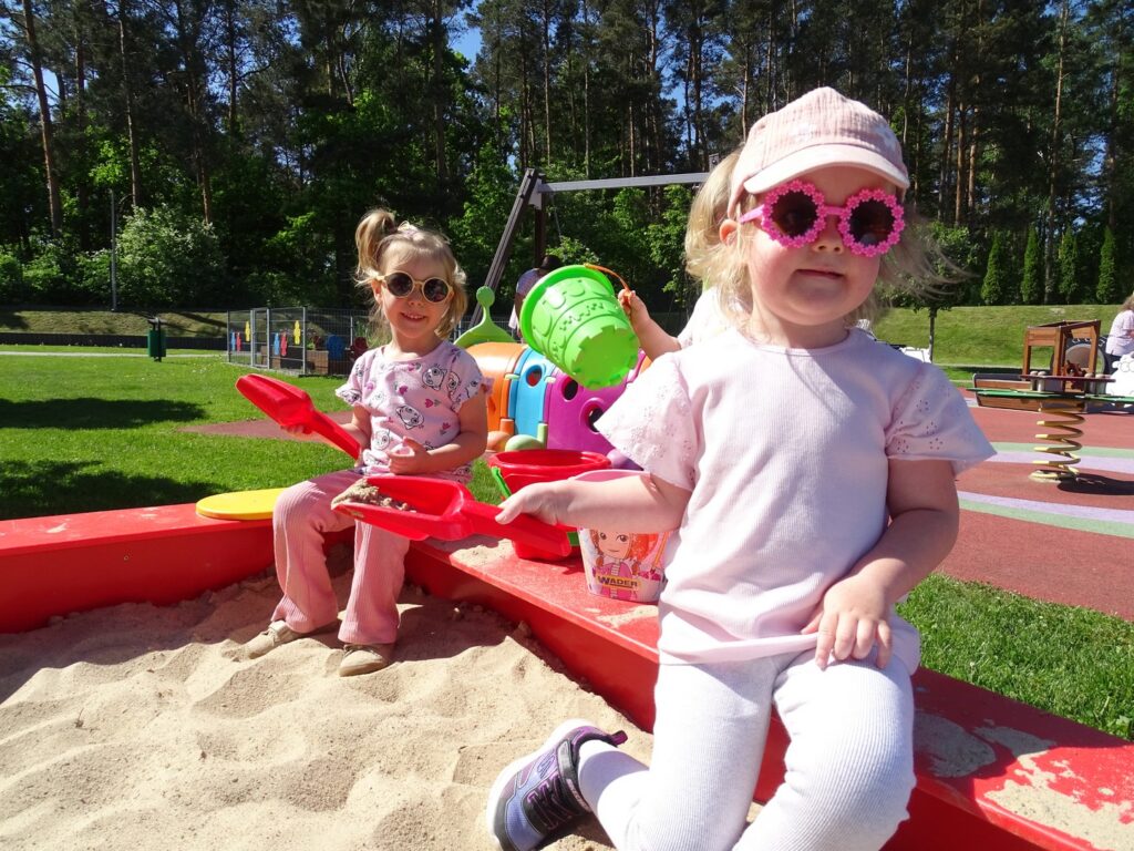 Dziewczynki w okularach przeciwsłonecznych