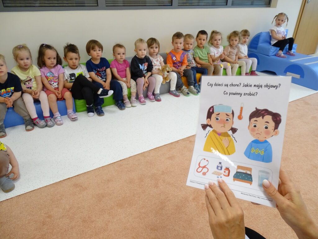 Opiekunka pokazuje karty pracy