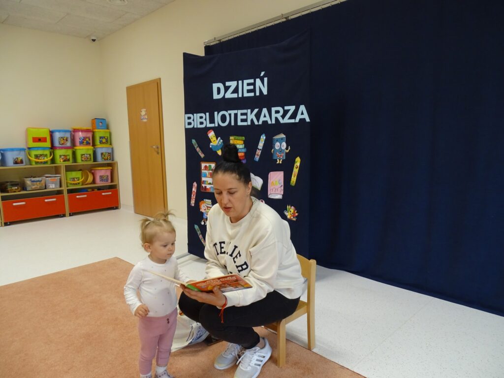  Pani czyta dziewczynce