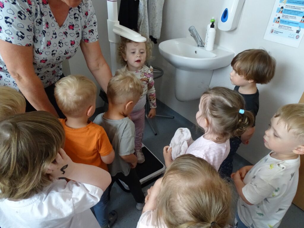 Pani pielęgniarka mierzy dzieci