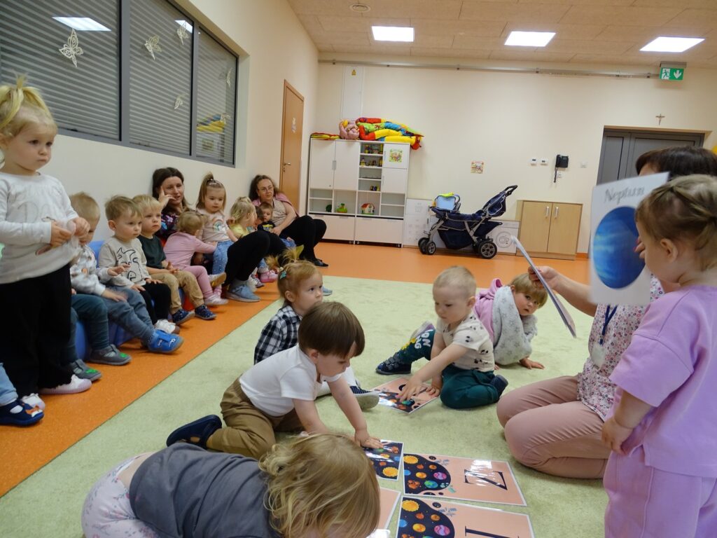 Pani pokazuje karty pracy