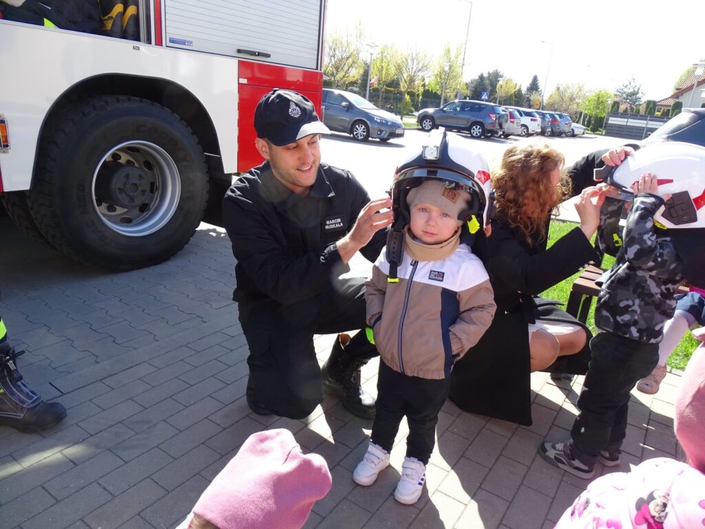 Chłopczyk w kasku strażackim