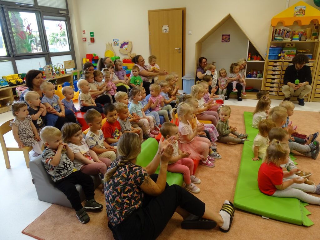 Dzieci biją brawo