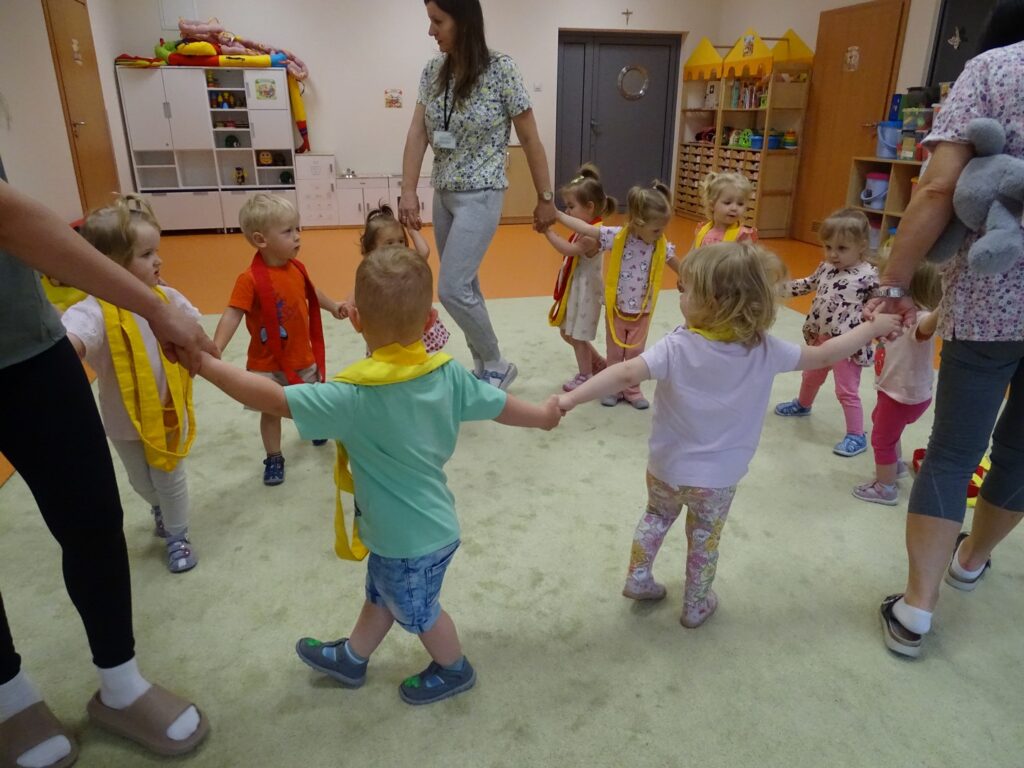 Dzieci tańczą w kole
