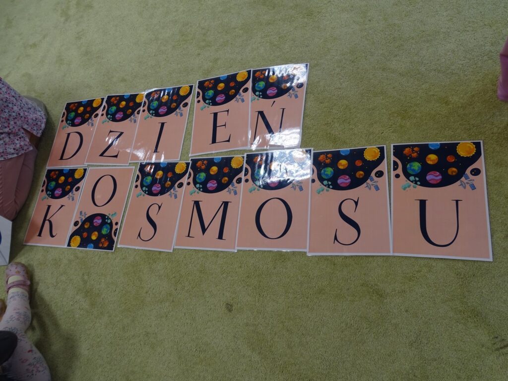 Napis Dzień Kosmosu