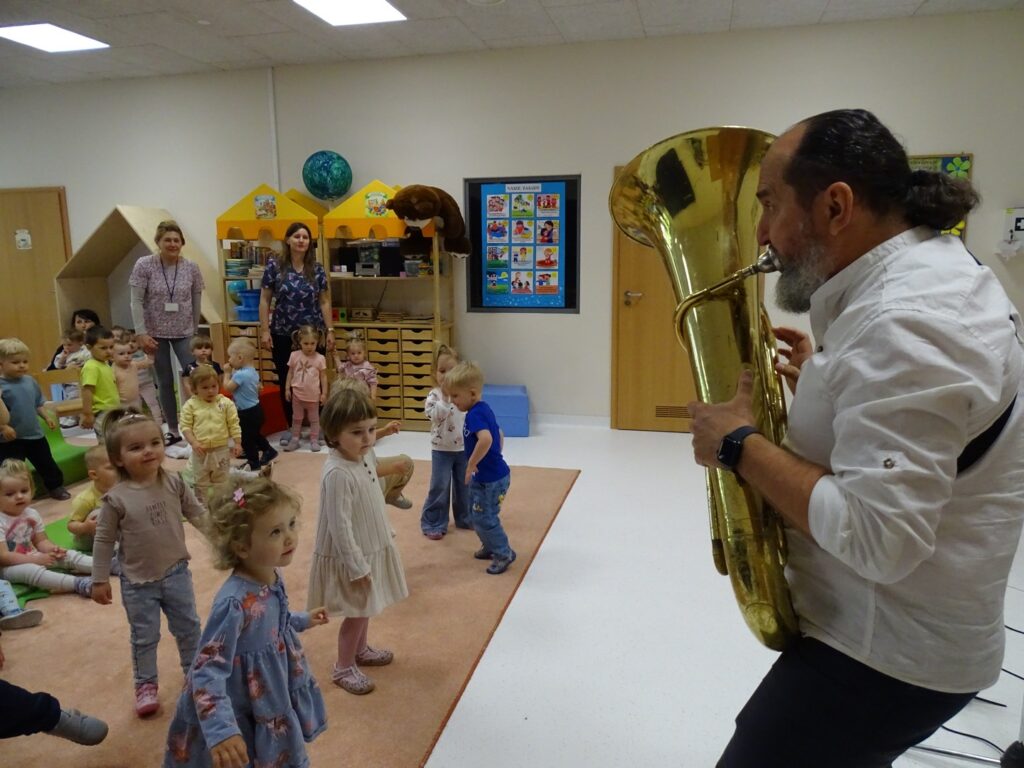 Pan gra na instrumecie