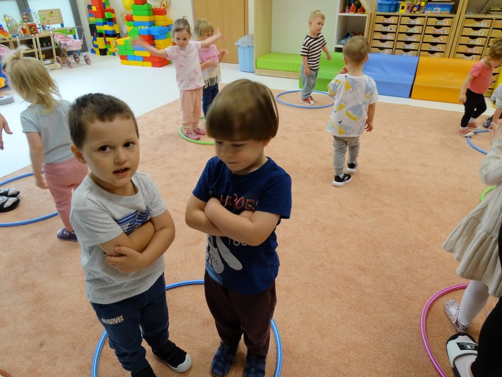 Chłopcy stoją w okręgu