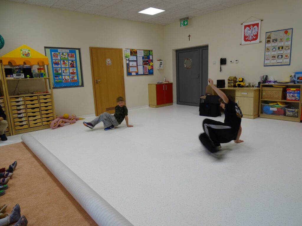 Chłopcy tańczą breakdance
