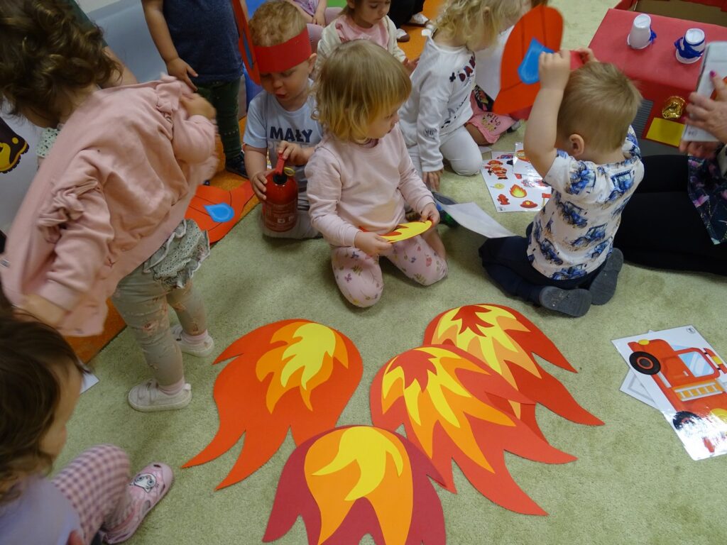 Dzieci siedzą na dywanie