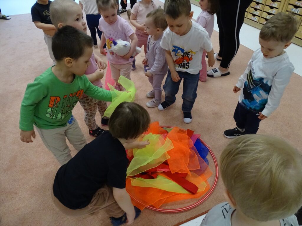 Dzieci wrzucają śmieci do kosza