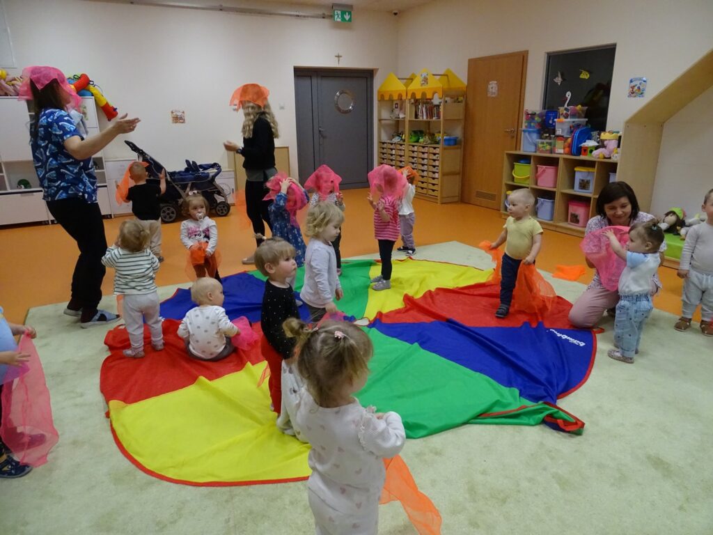 Dzieci zakrywają się chustkami