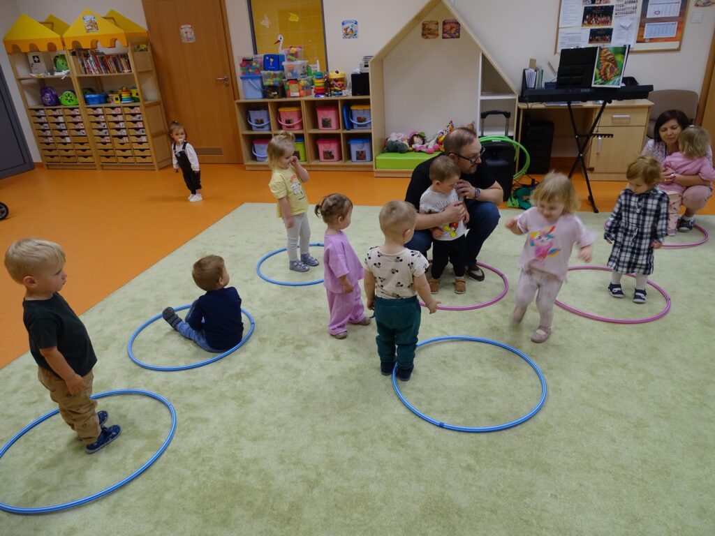 Dzieci siedzą w kołach