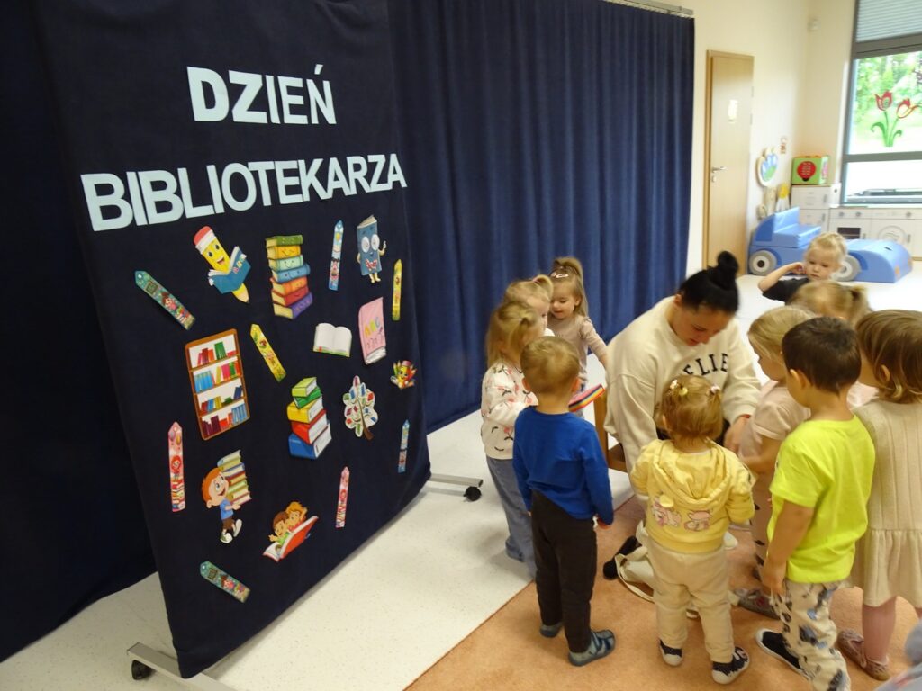 Dzieci stoją przy Pani
