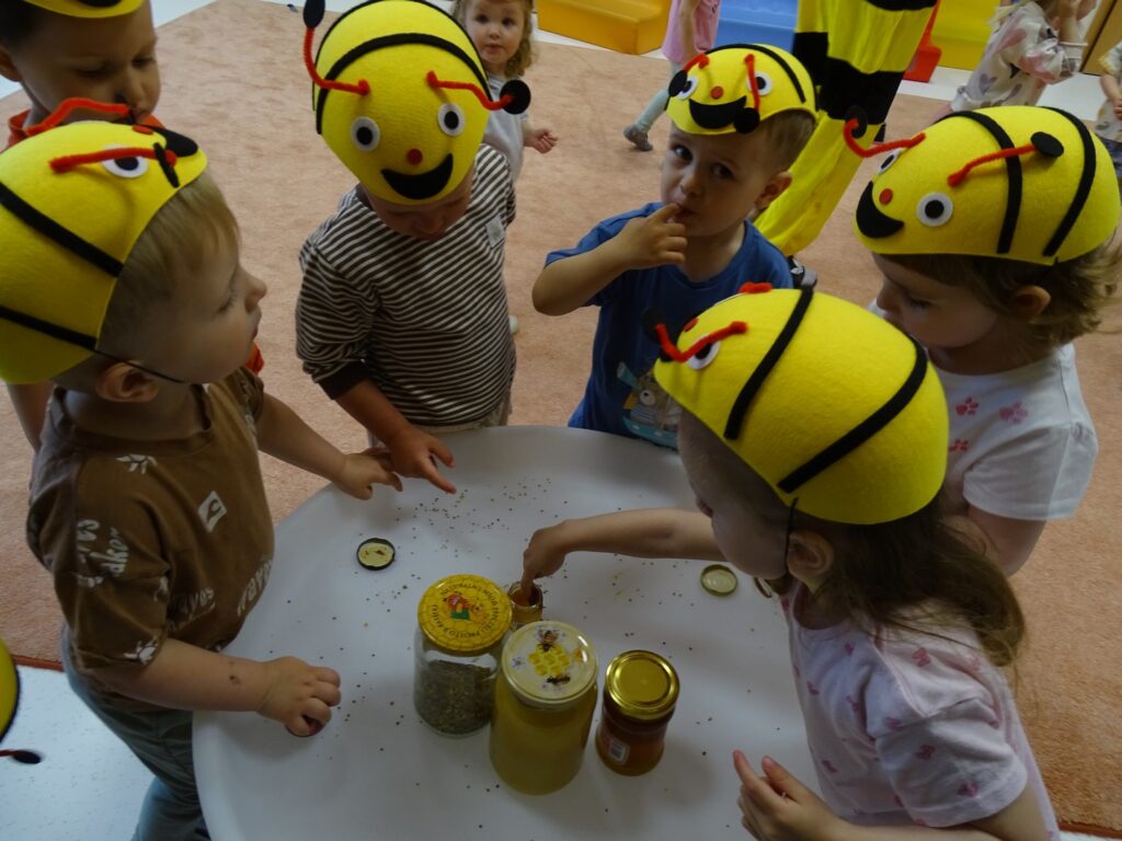 Dziewczynka próbuje miodku