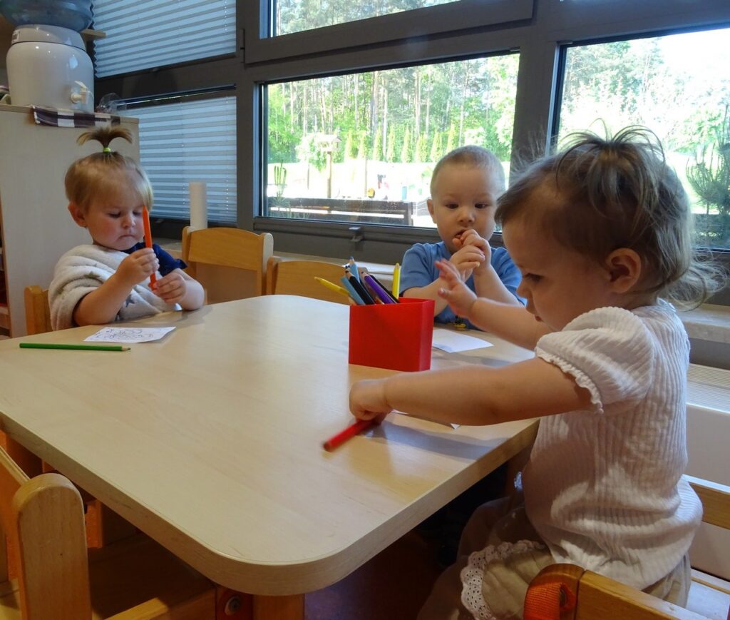 Dzieci kolorują laurki