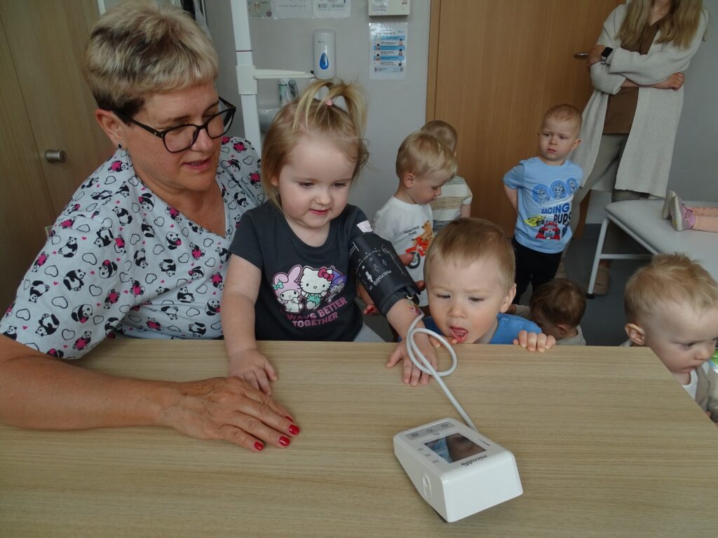 Dziewczynka ma założony ciśnieniomierz