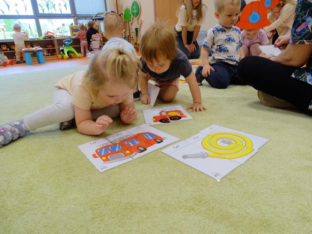  Dziewczynki układają puzzle związane ze strażą