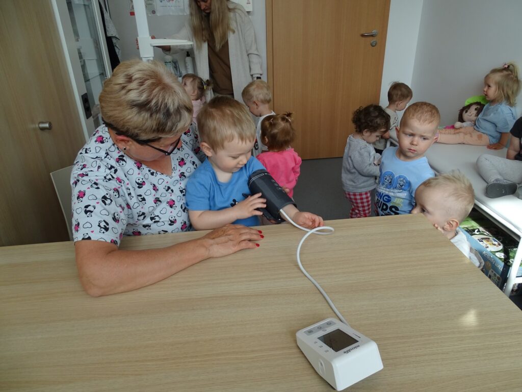 Chłopczyk z ciśnieniomierzem