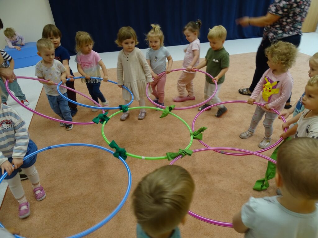 Dzieci tańczą trzymając utworzony kwiat