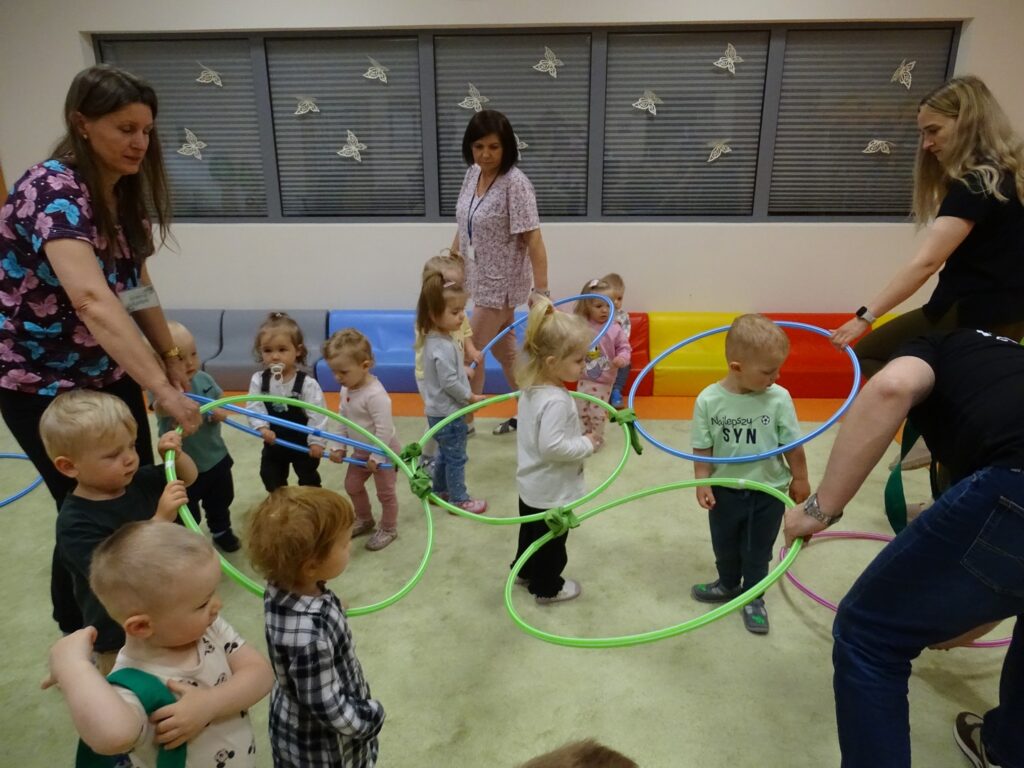Dzieci tańczą w hula hop