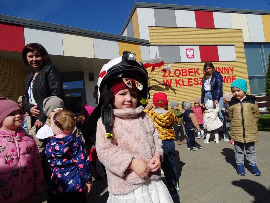 Dziewczynka w kasku strażackim