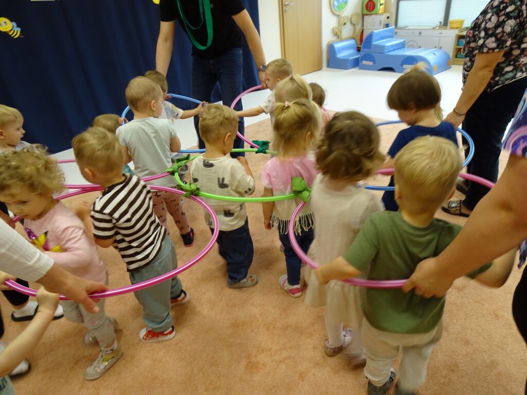 Dzieci wchodzą do wnętrza kwiatu