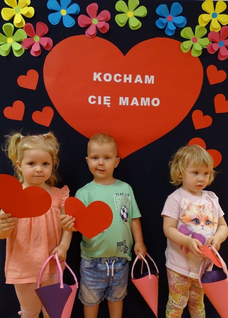 Dzieci pozują do zdjęcia